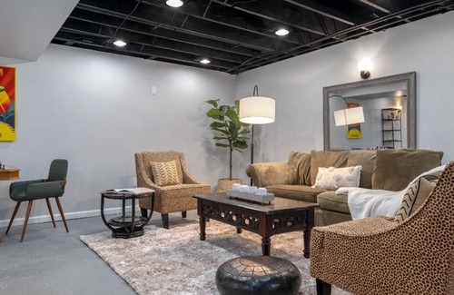 Albany House | Spacious 5-bed house centralized within hour of skiing, Race track & Lake George