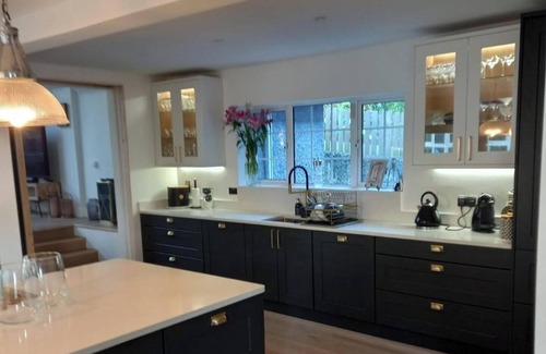 Newcastle House | Spacious 5-Bed House - Garden, Parking & Bbq