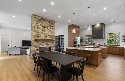 Seneca House | Spacious 5-Bed Lake Keowee Retreat – Only 15 Mins from Clemson!