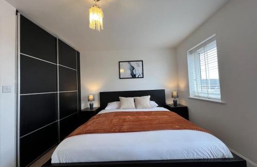 Dartford Apartment | Spacious 5 Bed, Sleeps 10 with Parking, Contractors & Family Haven