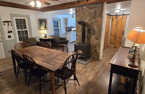Arlington House | Spacious 5 Bedroom Hot Home Game Room Patio Fire Pit Yard Ski Bromley Stratton