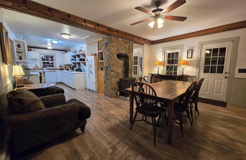 Arlington House | Spacious 5 Bedroom Hot Home Game Room Patio Fire Pit Yard Ski Bromley Stratton
