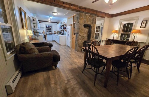 Arlington House | Spacious 5 Bedroom Hot Home Game Room Patio Fire Pit Yard Ski Bromley Stratton
