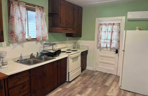 Coalfield House | Spacious 5-bedroom pet friendly house with WiFi, AC in charming Oliver Springs