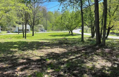 Coalfield House | Spacious 5-bedroom pet friendly house with WiFi, AC in charming Oliver Springs