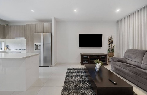Gregory Hills House | Spacious 5 Bedroom 2.5 bathroom House in Gregory Hills