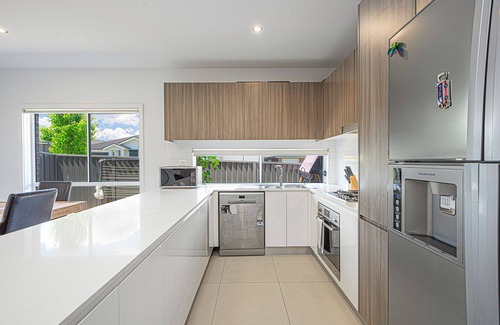 Gregory Hills House | Spacious 5 Bedroom 2.5 bathroom House in Gregory Hills