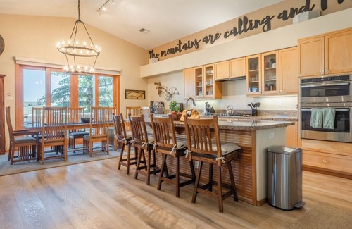 Mammoth Lakes House | Spacious 5 Bedroom Townhouse with/Black Pass Ski/Parking Passes!