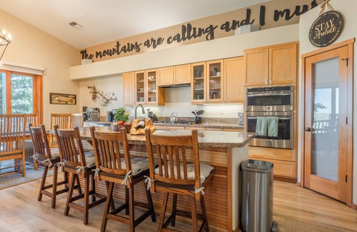 Mammoth Lakes House | Spacious 5 Bedroom Townhouse with/Black Pass Ski/Parking Passes!