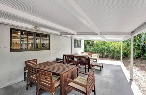 Pompano Beach House | Spacious 5-bedroom house in Pompano Beach with WiFi, AC, Lots of parking