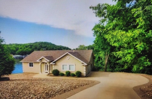 Sunrise Beach House | Spacious 5-bedroom house in wonderful Sunrise Beach with AC, lakefront, dock