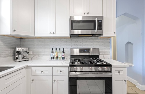 Chicago Apartment | Spacious 5-bedroom/2-bathroom apartment in marvelous Chicago with AC, Wi-Fi