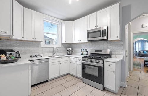 Chicago Apartment | Spacious 5-bedroom/2-bathroom apartment in marvelous Chicago with AC, Wi-Fi