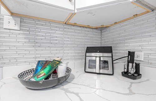 Chicago Apartment | Spacious 5-bedroom/2-bathroom apartment in marvelous Chicago with AC, Wi-Fi