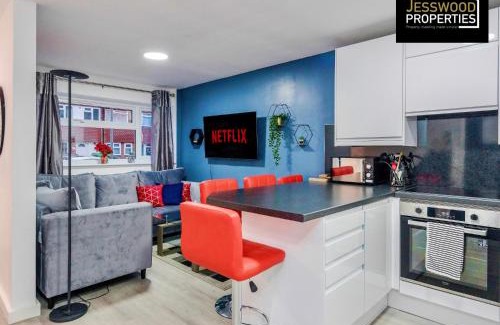 Tea Green Apartment | Spacious 5 Bedroom, 3 Bath House by Jesswood Properties Short Lets For Contractors, With Free Parking Near M1 & Luton Airport