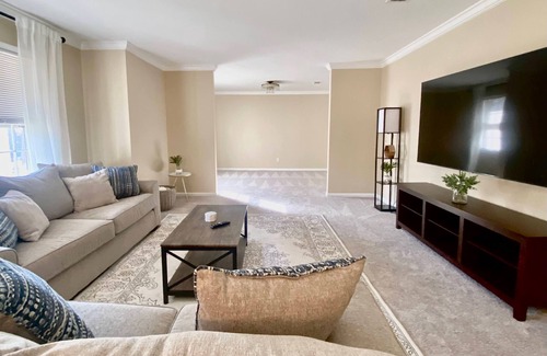 Silver Creek House | Spacious 5-bedroom, 3-bathroom house with pool table in delightful Rome