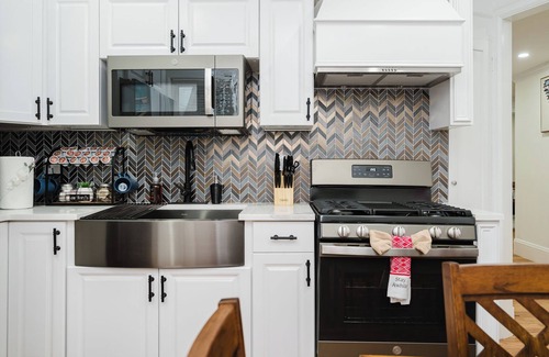 Ashmont House | Spacious 5-Bedroom 3-full bath Boston Home, Subway access & Scenic View
