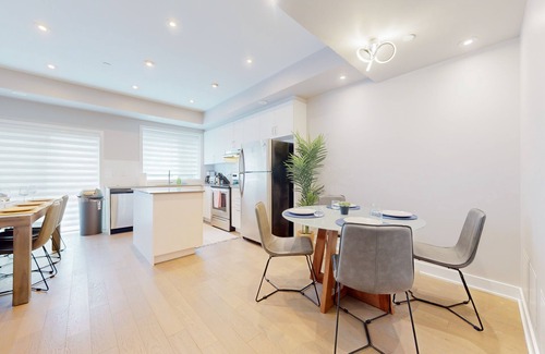 Downsview House | Spacious 5 Bedroom/5 Bathroom Townhouse