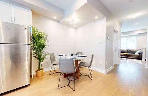 Downsview House | Spacious 5 Bedroom/5 Bathroom Townhouse