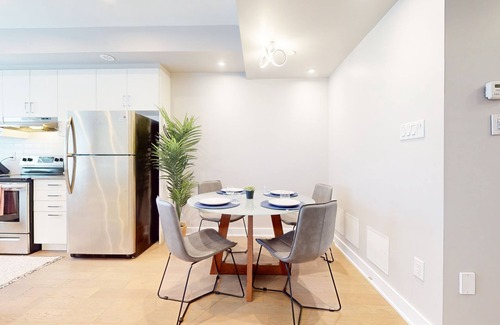 Downsview House | Spacious 5 Bedroom/5 Bathroom Townhouse