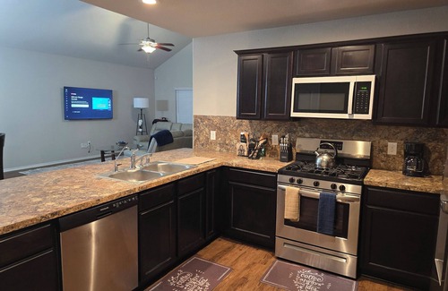 Barker House | Spacious 5-bedroom, 7 beds house in lovely Katy with Wi-Fi, AC and more!