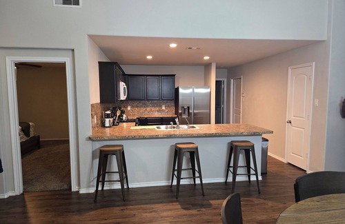 Barker House | Spacious 5-bedroom, 7 beds house in lovely Katy with Wi-Fi, AC and more!