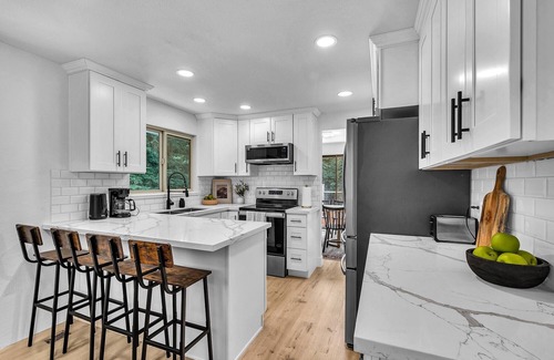 Boring House | Spacious 5-bedroom 8-bed house in tranquil Boring Oregon with WiFi, AC
