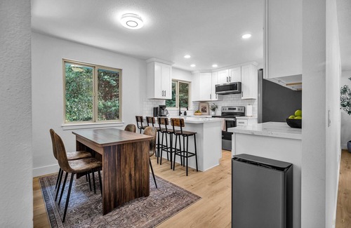 Boring House | Spacious 5-bedroom 8-bed house in tranquil Boring Oregon with WiFi, AC