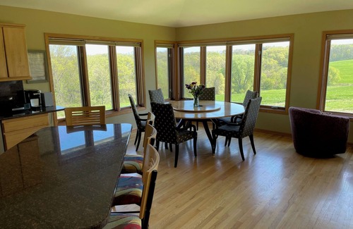 Verona House | Spacious 5-bedroom 80 acres family farm retreat with AC, WiFi in rural Verona