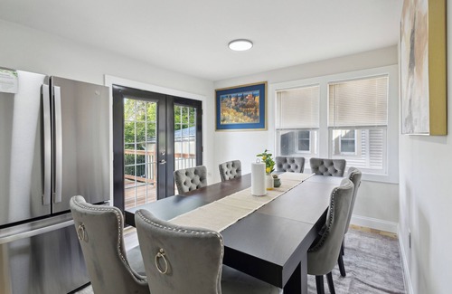 Lansing House | Spacious 5-bedroom building with WiFi, AC in fabulous Lansing