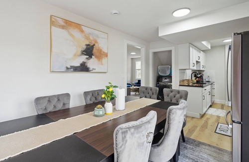 Lansing House | Spacious 5-bedroom building with WiFi, AC in fabulous Lansing