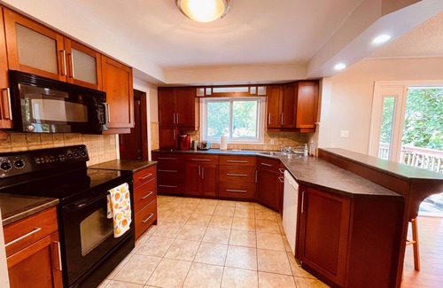London House | Spacious 5 bedroom bungalow w/huge backyard