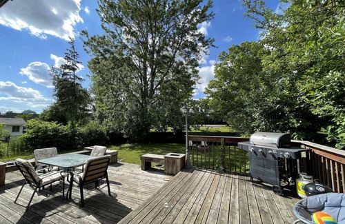 London House | Spacious 5 bedroom bungalow w/huge backyard