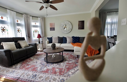Berwyn House | Spacious 5-bedroom bungalow with AC, WiFi in welcoming Berwyn