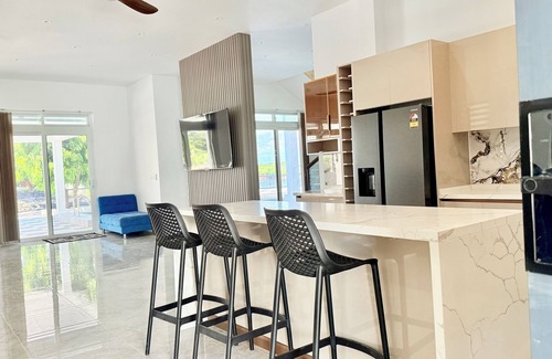 Wailoloa House | Spacious 5-bedroom bungalow in charming Fantasy Island, Nadi
