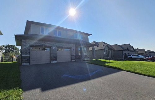 Quinte West House | Spacious 5-bedroom house with AC, WiFi in brilliant Quinte West