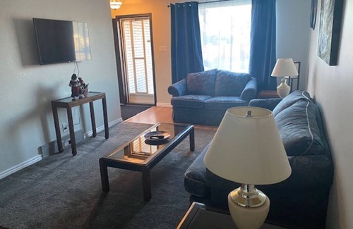 Thunder Bay House | Spacious 5 Bedroom sleeps 10, 2 story semi, 2 free laundry, free parking on/off