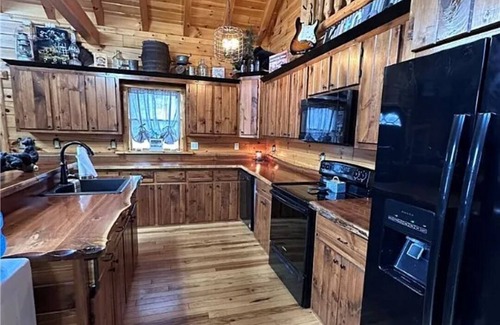 Dola Cabin | Spacious 5-bedroom cabin in tranquil Wharton with WiFi, fitness room ,pond