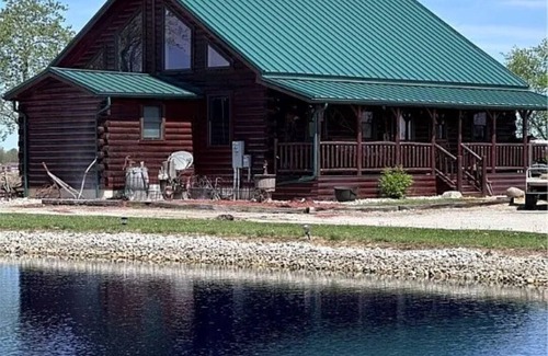 Dola Cabin | Spacious 5-bedroom cabin in tranquil Wharton with WiFi, fitness room ,pond