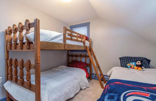 Chester House | Spacious 5-bedroom Chalet with AC and WiFi in charming Chester