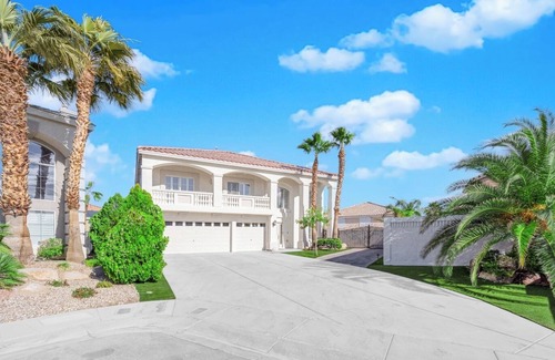 Enterprise House | Spacious 5 bedroom close to strip with Pool, Jacuzzi, Parking, Rv Parking, Grill