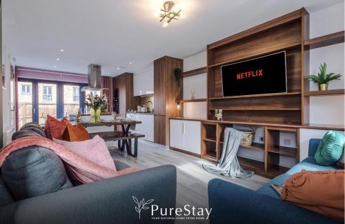 Failsworth House | Spacious 5-bedroom Contractor House Sleeps 7 with Parking by PureStay