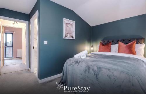 Failsworth House | Spacious 5-bedroom Contractor House Sleeps 7 with Parking by PureStay