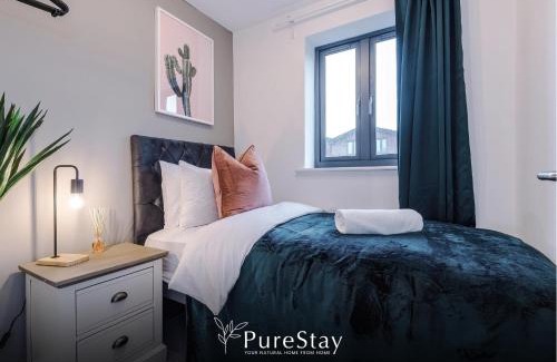 Failsworth House | Spacious 5-bedroom Contractor House Sleeps 7 with Parking by PureStay