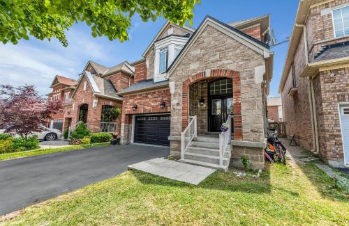 Halton Regional Municipality House | Spacious 5-Bedroom Family Home in GTA