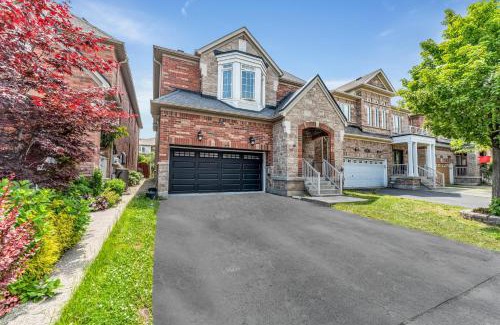 Halton Regional Municipality House | Spacious 5-Bedroom Family Home in GTA