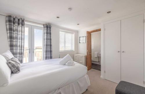 Fifield House | Spacious 5-Bedroom Family Home in Windsor