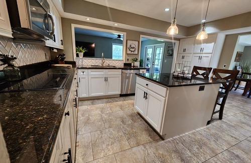 South Gate Ridge House | Spacious 5-bedroom Farmhouse style house in Sarasota Close to Beach Large Pool!