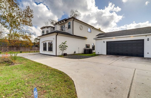 Northside House | Spacious 5-Bedroom Gated Mansion in the Heart of Houston