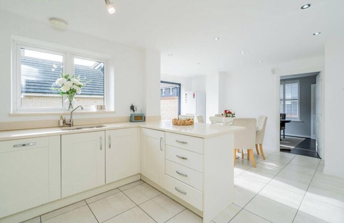 Bletchley House | Spacious 5-bedroom house with free parking, garden, and Cinema room with Netflix